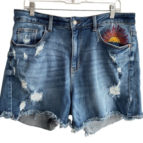 Judy Blue 2XL Jean Shorts Sun Embroidered Raw Hem Stretch High Waist Distressed - Picture 1 of 15